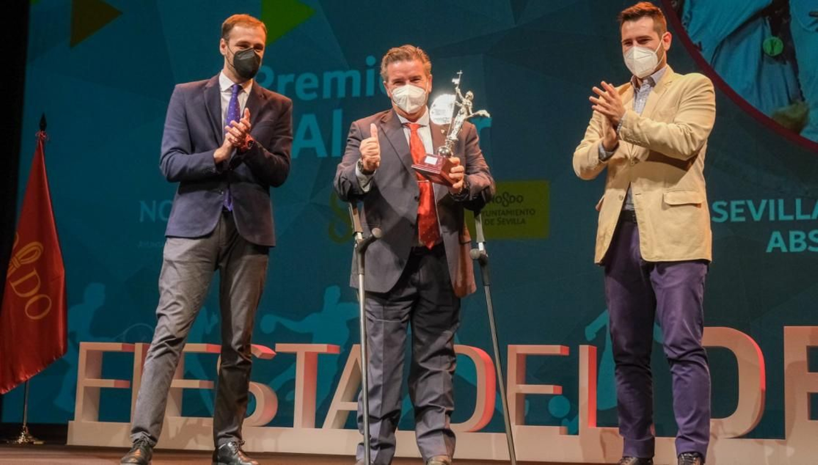 Luis Castro, sobre el escenario del Lope de Vega, al recoger el Premio Real Alcázar.