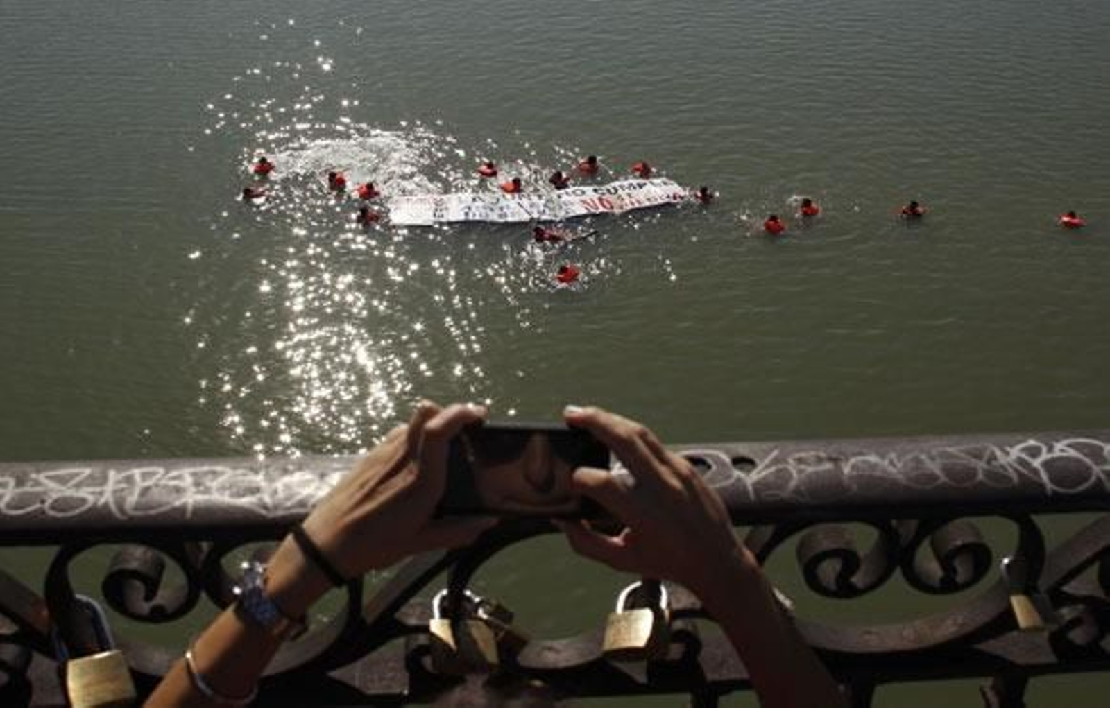 Trabajadores de Astilleros se tiran al río para pedir "una solución"