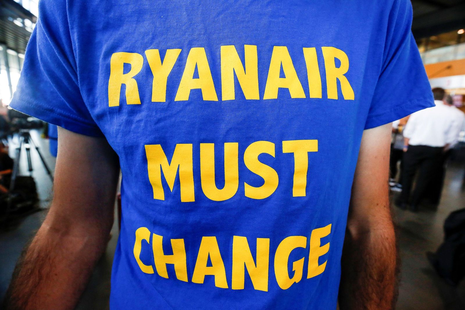Un piloto muestra una camiseta de protesta en el aeropuerto de Charleroi.