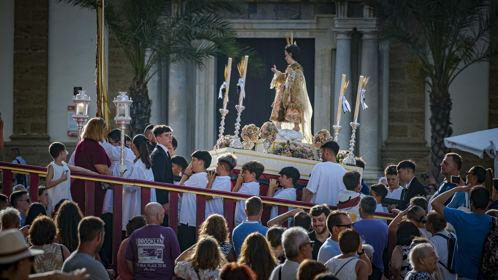 Ambiente previo al Corpus y Día del Orgullo en la Plaza de La catedral de Cádiz