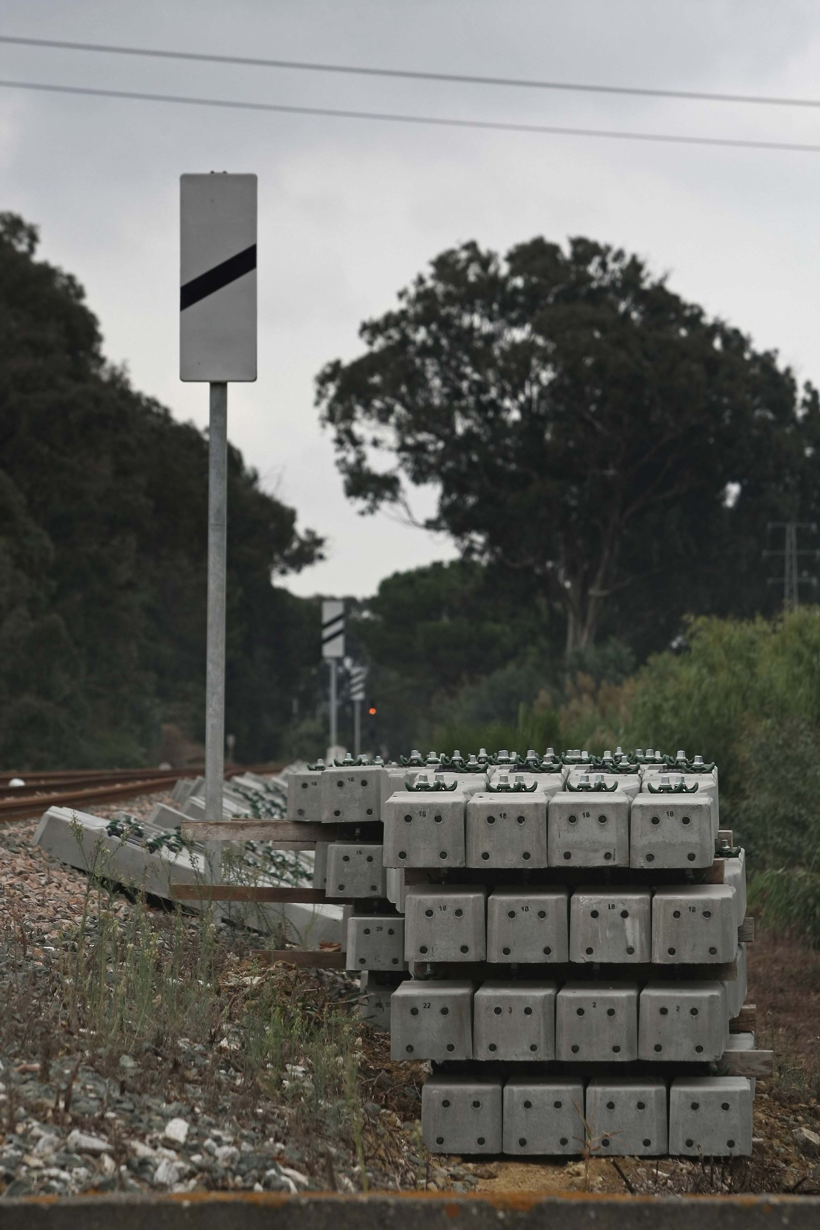 Traviesas apiladas junto a la vía férrea.