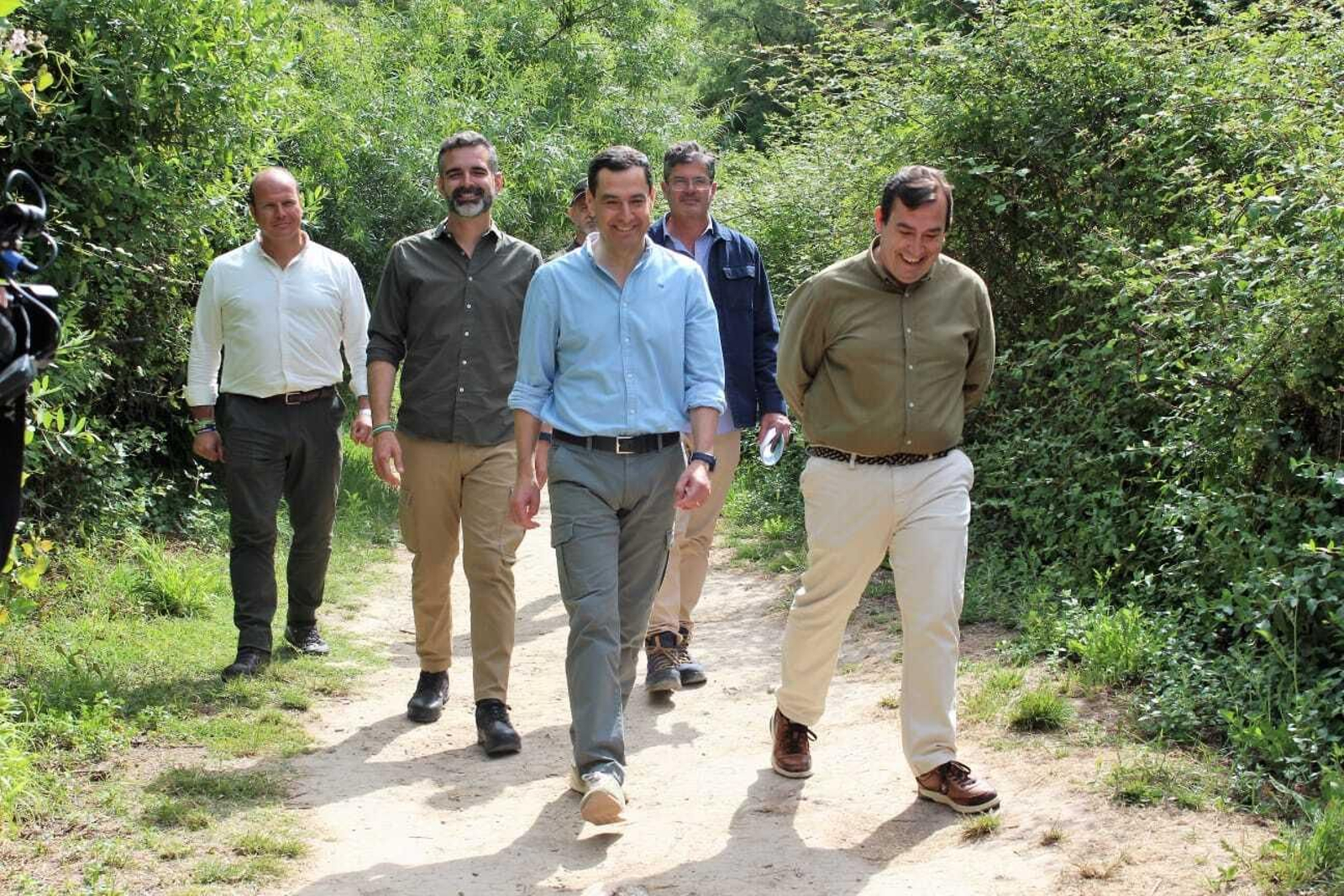 Juanma Moreno en el sendero del río Majaceite