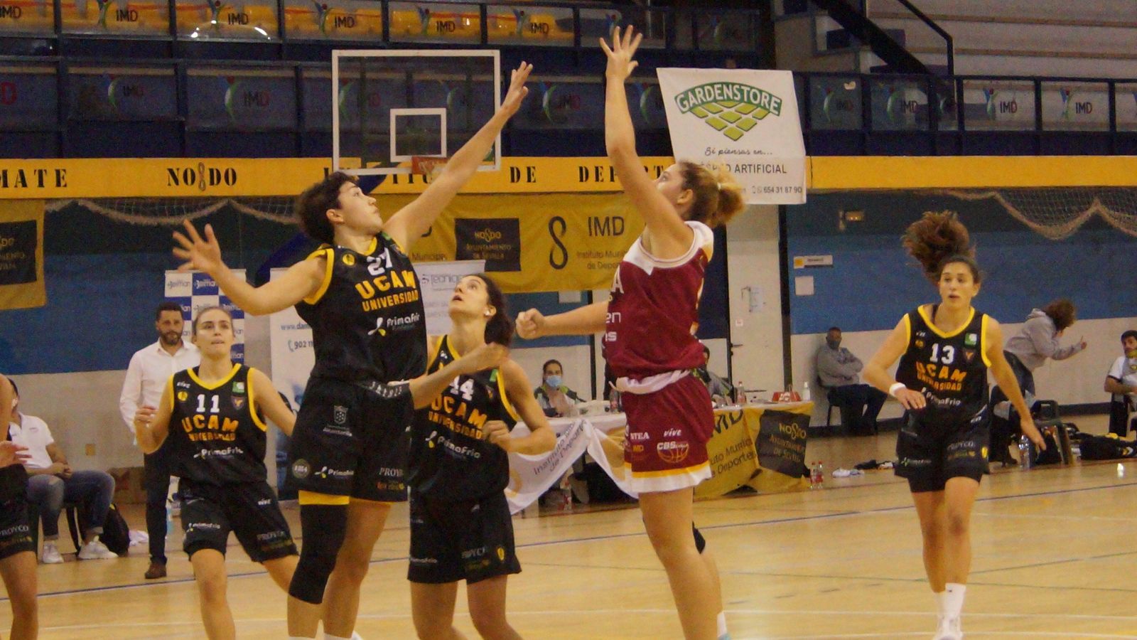 Una jugadora del Tencnigen CBS Sevilla lanza ante una rival.