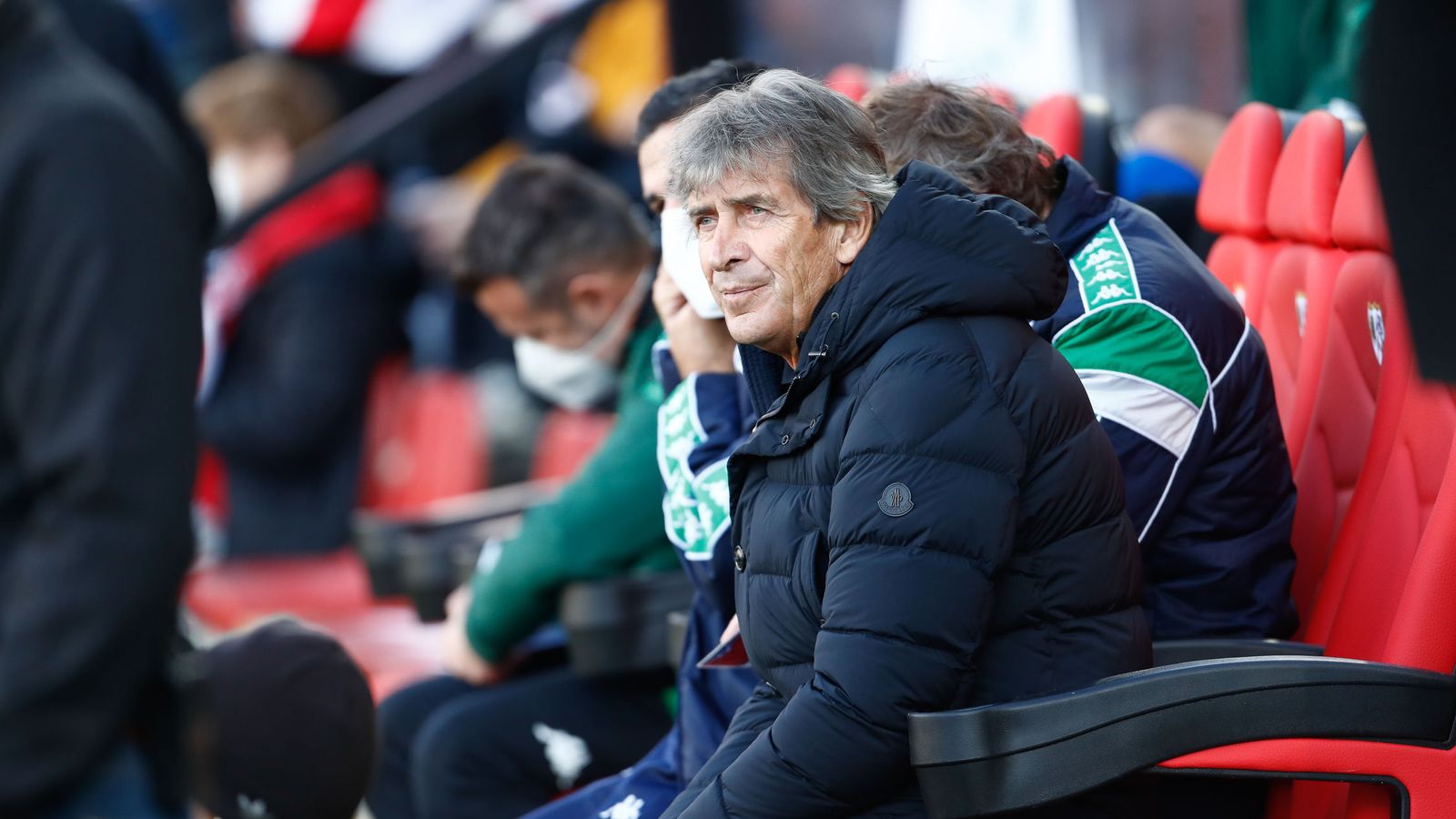 Pellegrini, sentado en el banquillo en Vallecas.