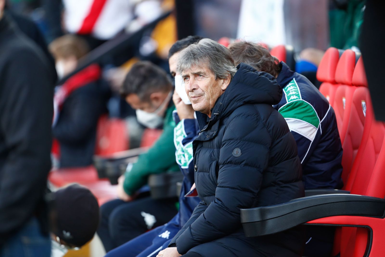 Pellegrini, sentado en el banquillo en Vallecas.