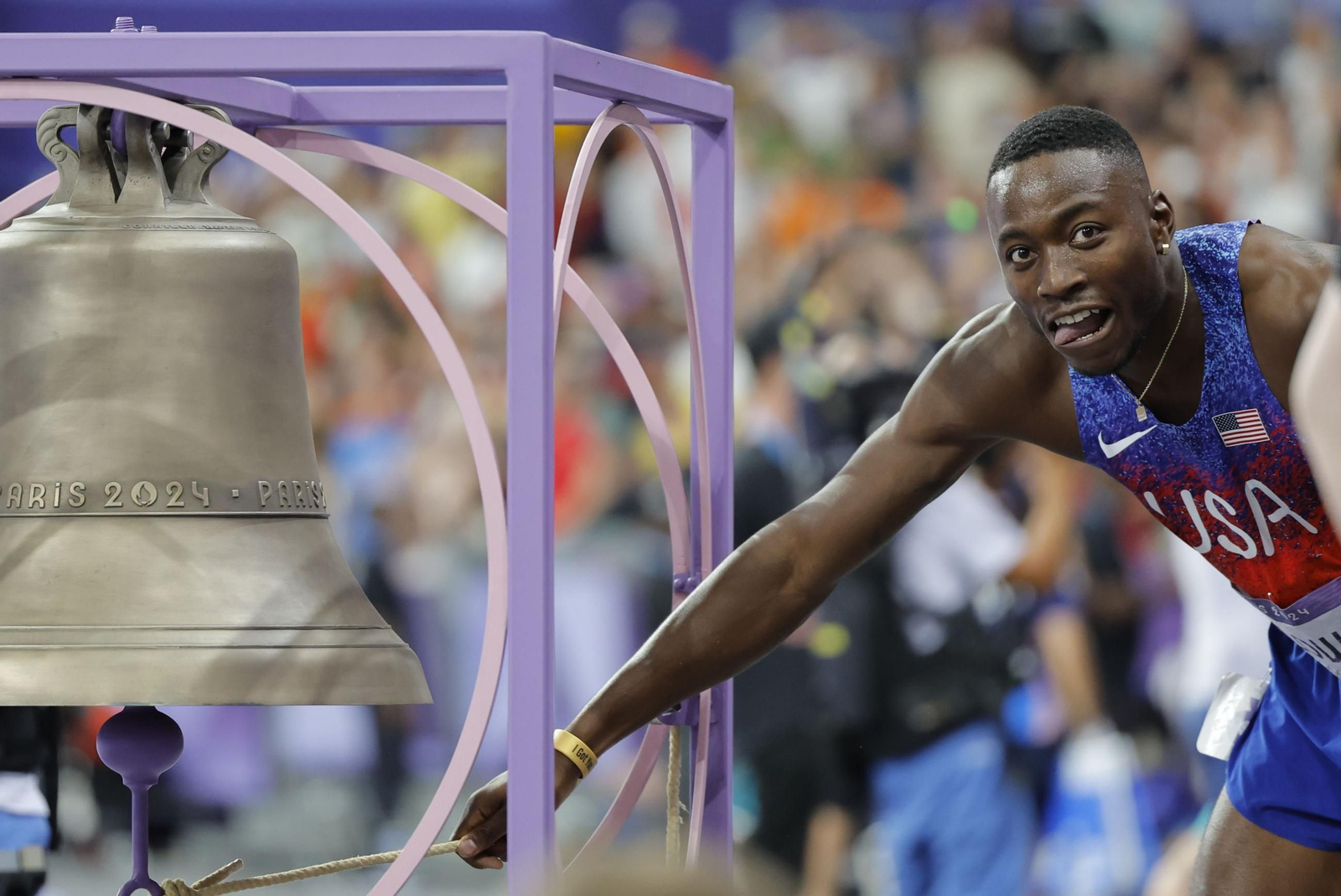 Grant Holloway toca la campaña en el estadio después de su triunfo en los 110 vallas. Grant Holloway toca la campaña en el estadio después de su triunfo en los 110 vallas.