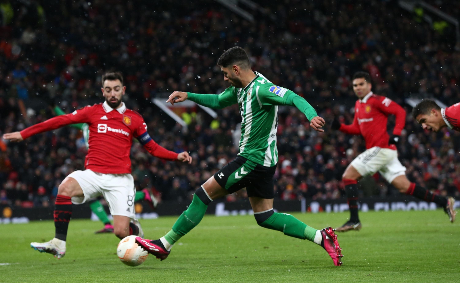 Ayoze, en un lance del partido en OlD Trafford ante Bruno Fernandes.