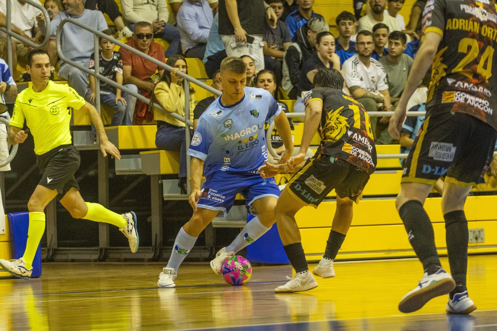 Cristian Rubio encara a un rival durante el encuentro disputado en la primera vuelta frente a los aragoneses.