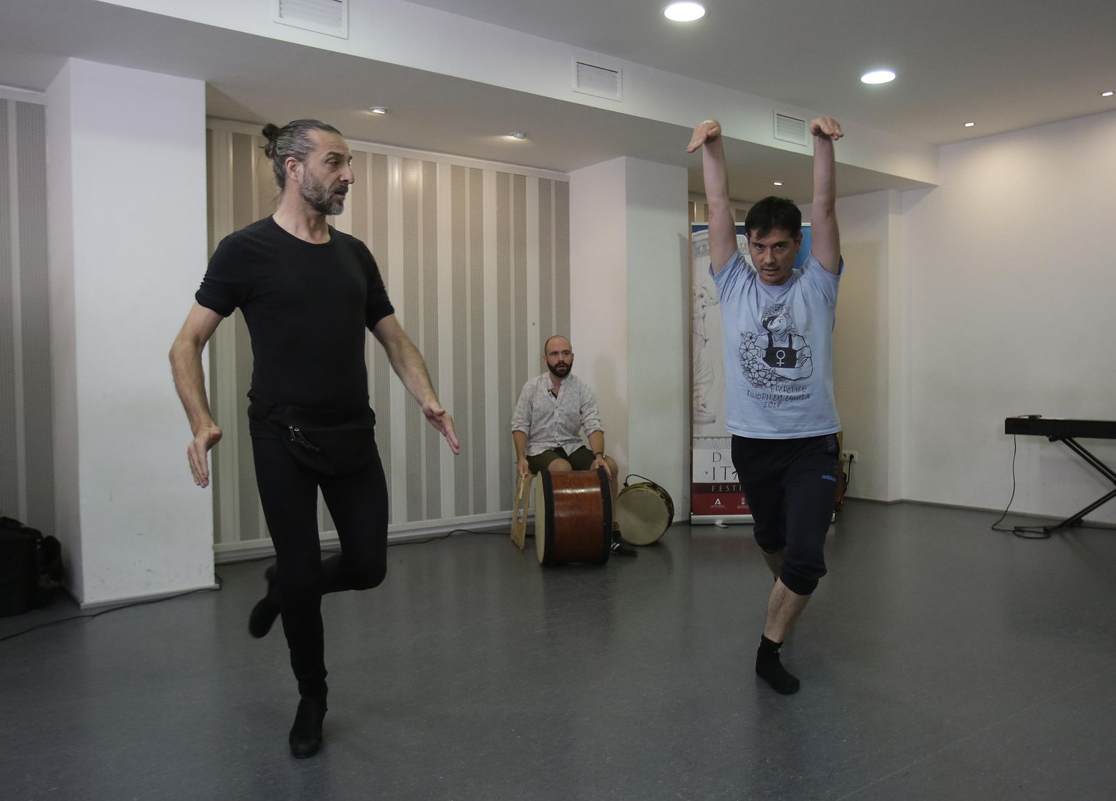 Andrés Marín y Jon Maya ensayando juntos en el estudio del bailaor sevillano.