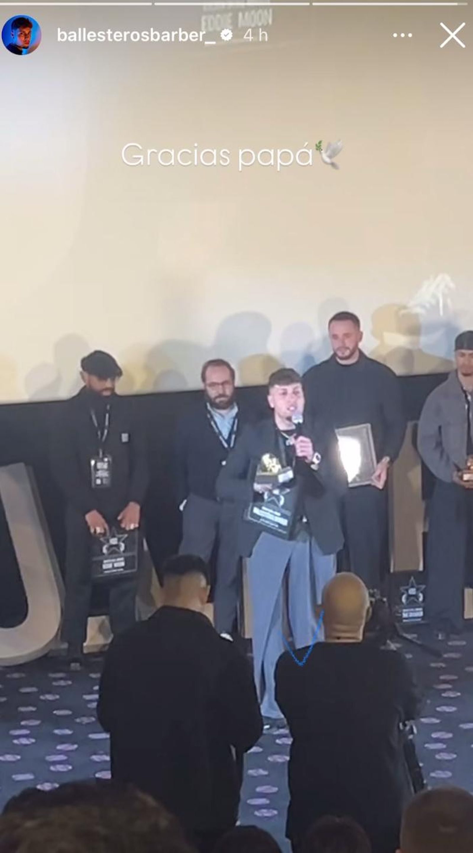 Momento de la recogida del premio y la dedicatoria a su padre.