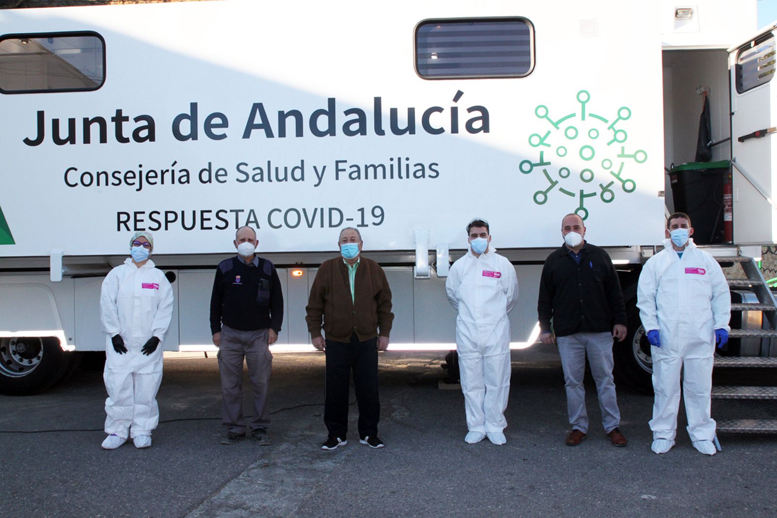 El alcalde de Instinción junto al personal sanitario en la unidad móvil del SAS.