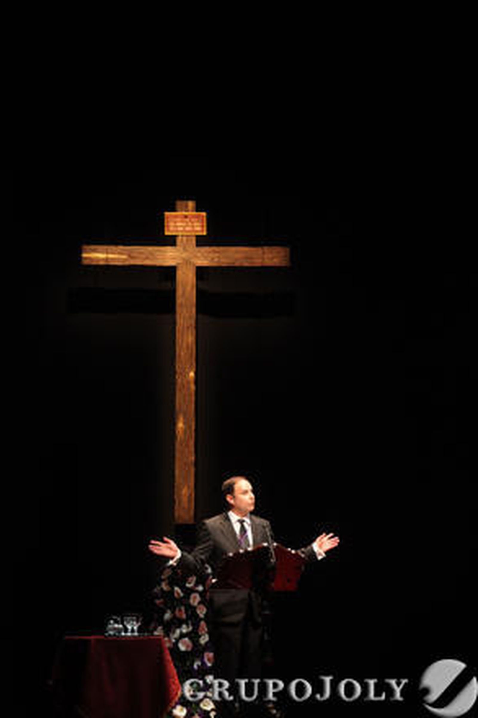 El pregonero ante la cruz que se colocó en el escenario.

Foto: Vanesa Lobo