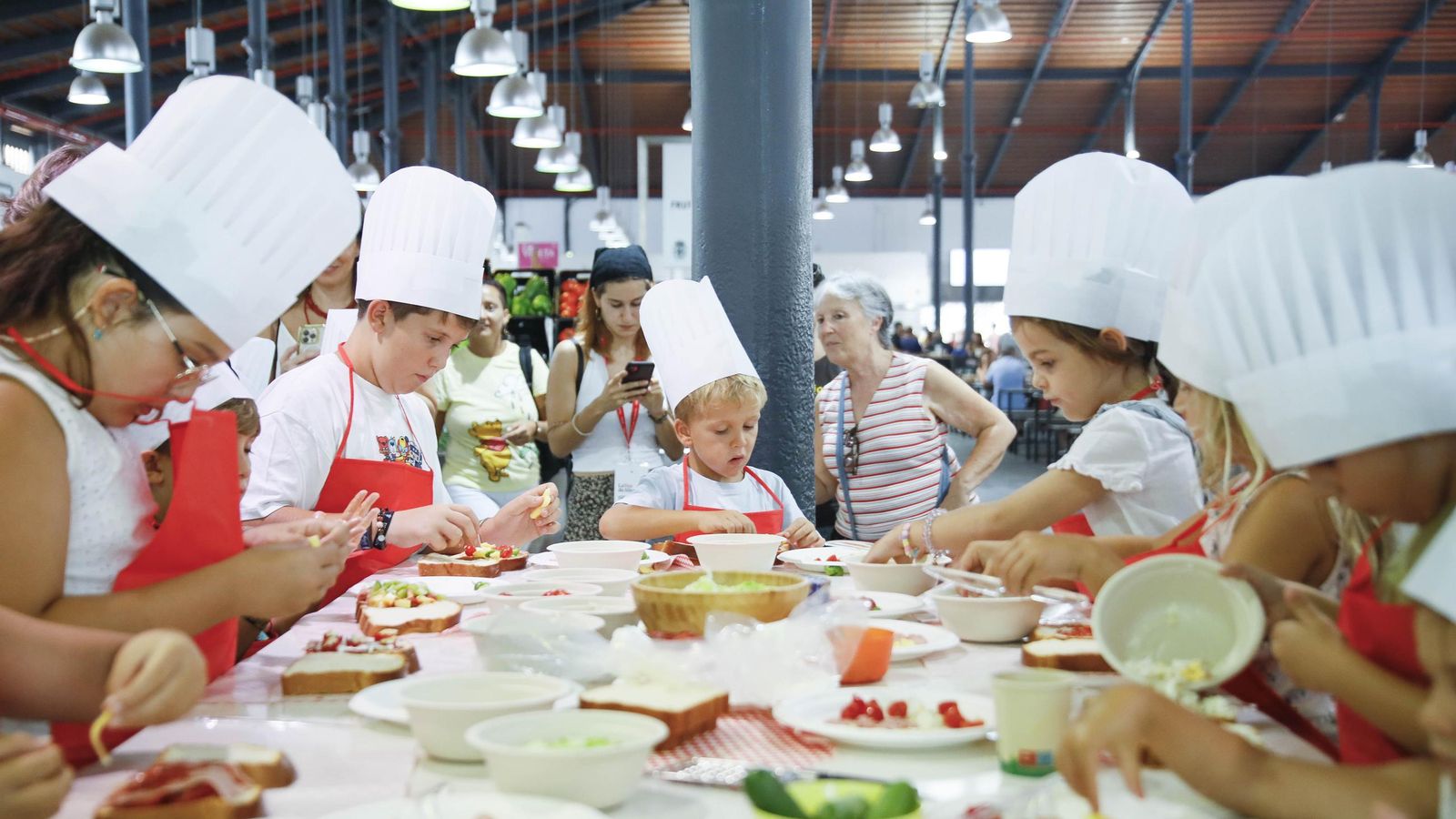 Las imágenes del taller infantil de cocina en el mercado de Almería