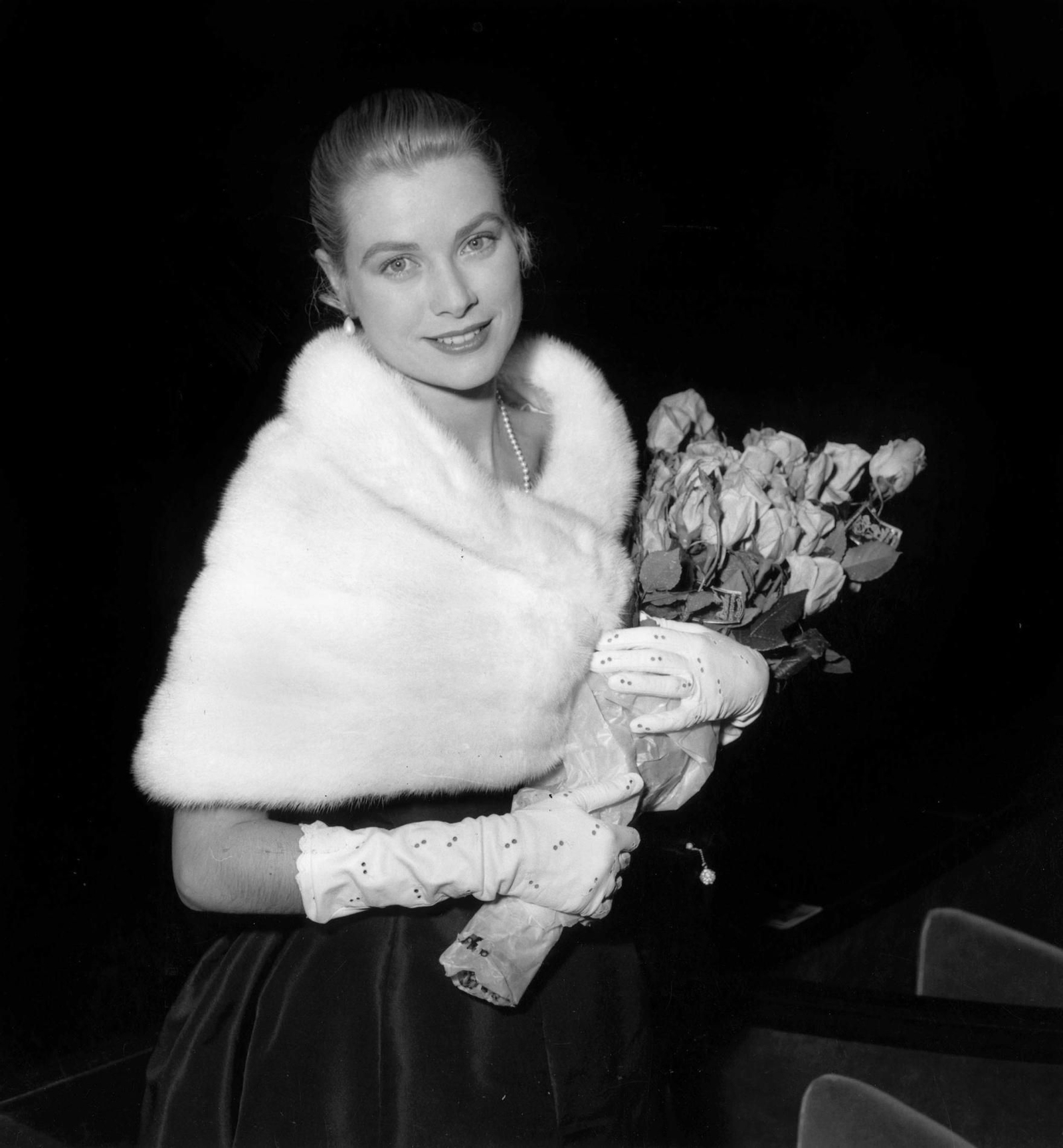 Grace Kelly, con estola de visón y vestido negro de satén, en Cannes.