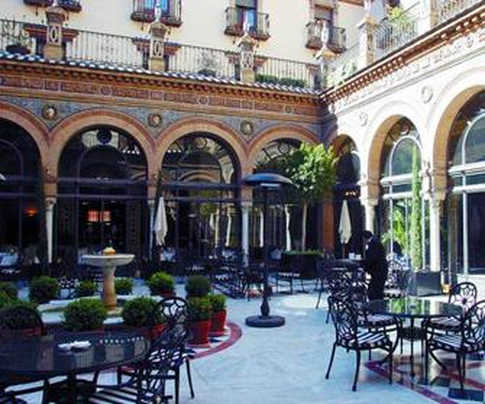 Patio central del Hotel Alfonso XIII.