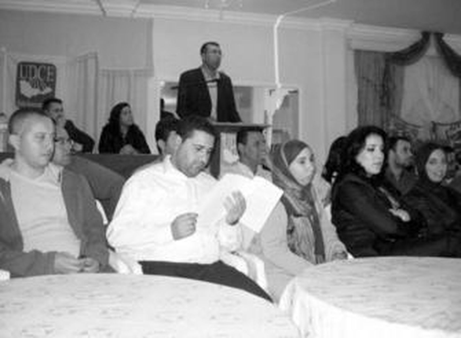 El líder de UDCE junto a su militancia.