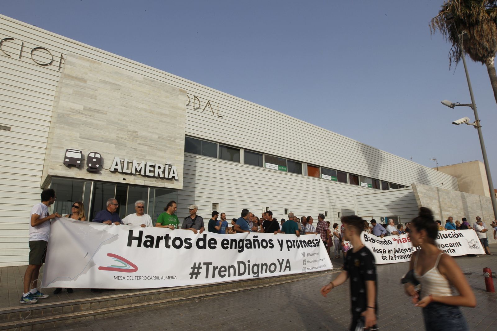 Fotogalería manifestación Mesa del Ferrocarril de Almería