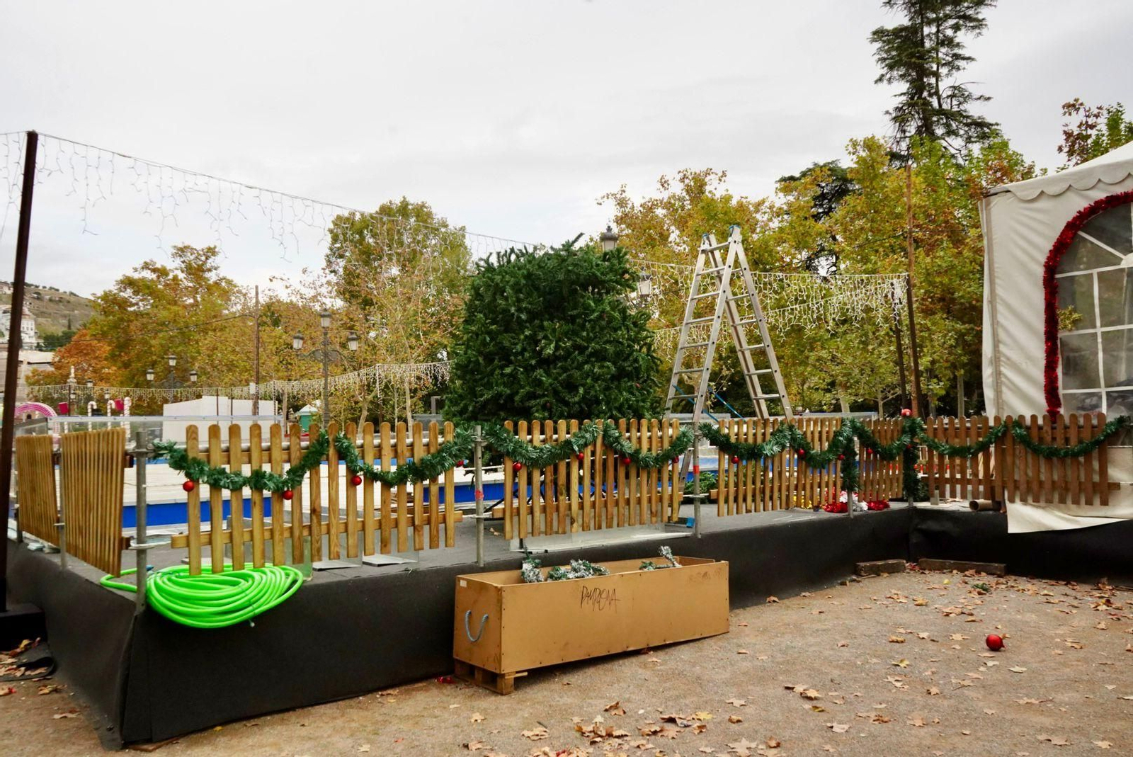 Imágenes: El 'poblado de Navidad' del Paseo del Salón, casi listo para llenarse de niños