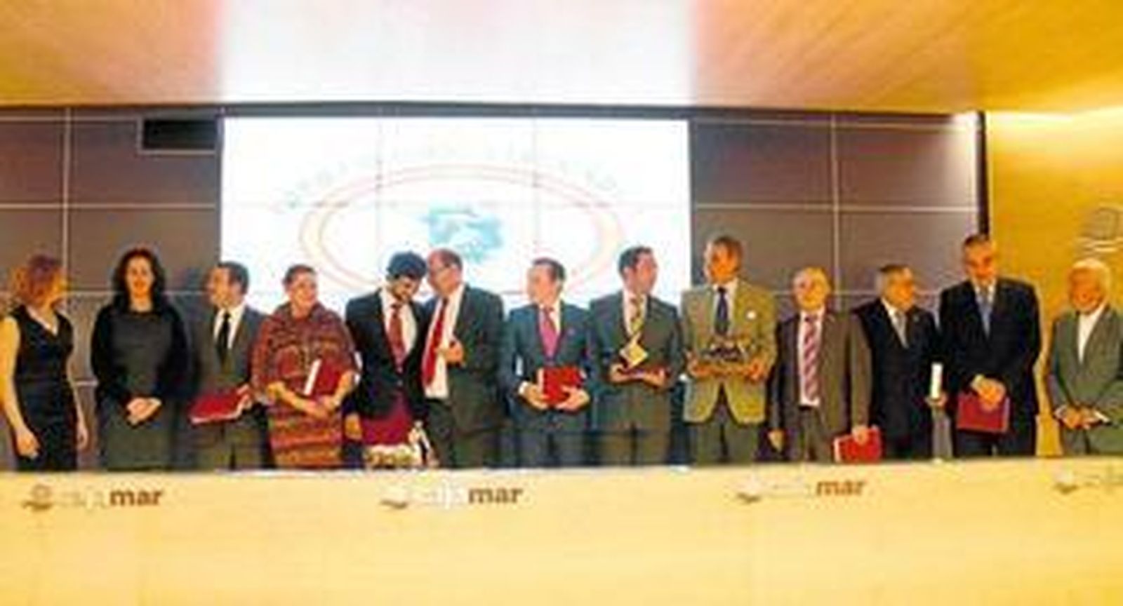 Foto de familia con todos los premiados de la gala del Foro del pasado año.