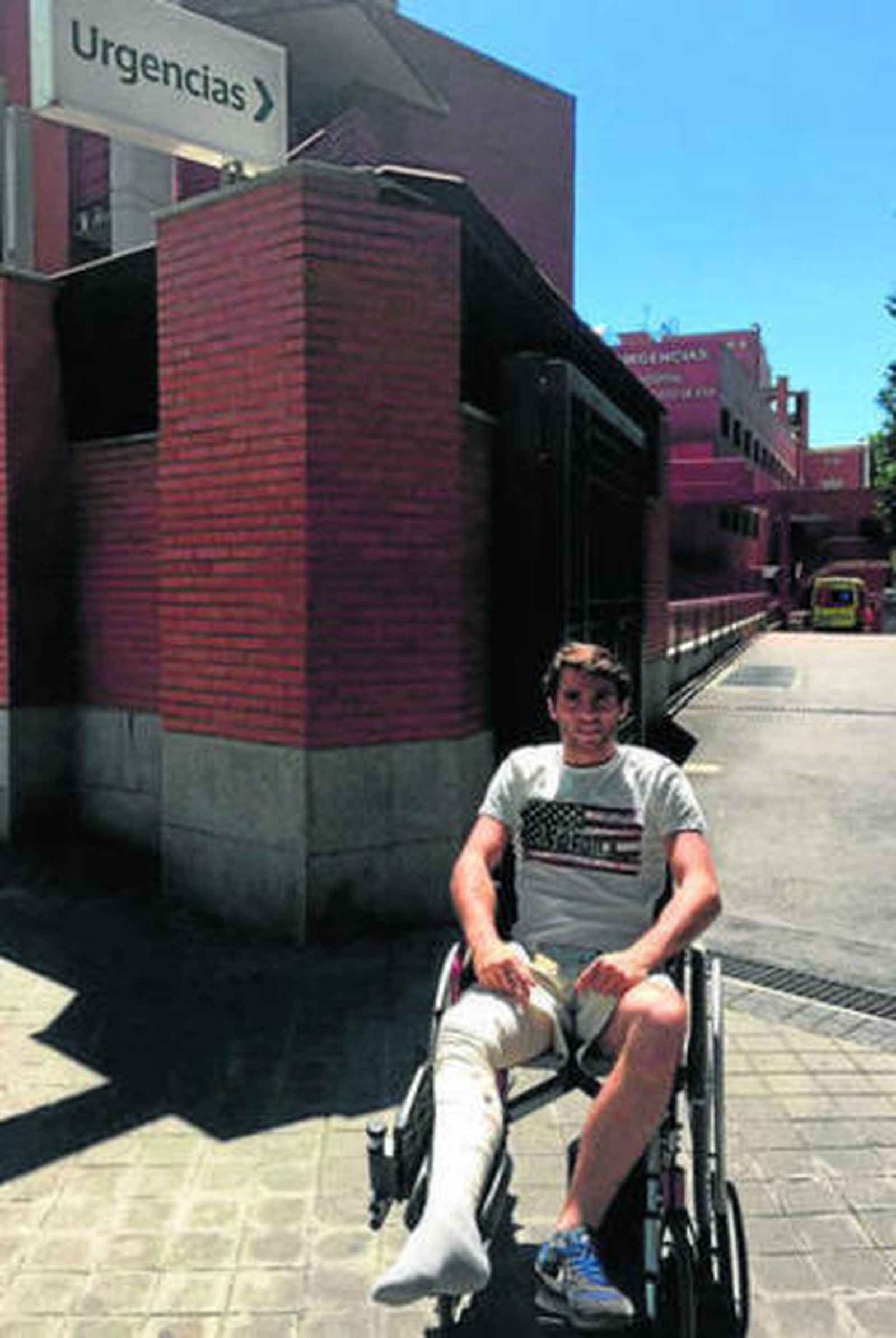 Rafael Serna, en la puerta de urgencias del hospital tras recibir el alta.