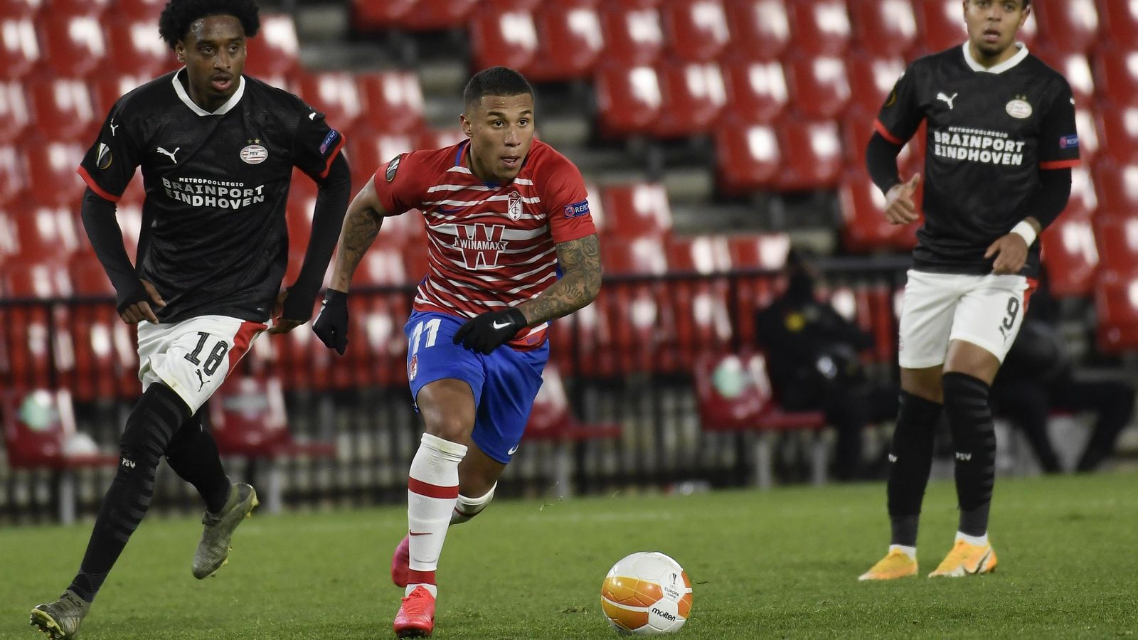 Darwin Machís trata de dejar atrás al jugador del PSV Rosario.