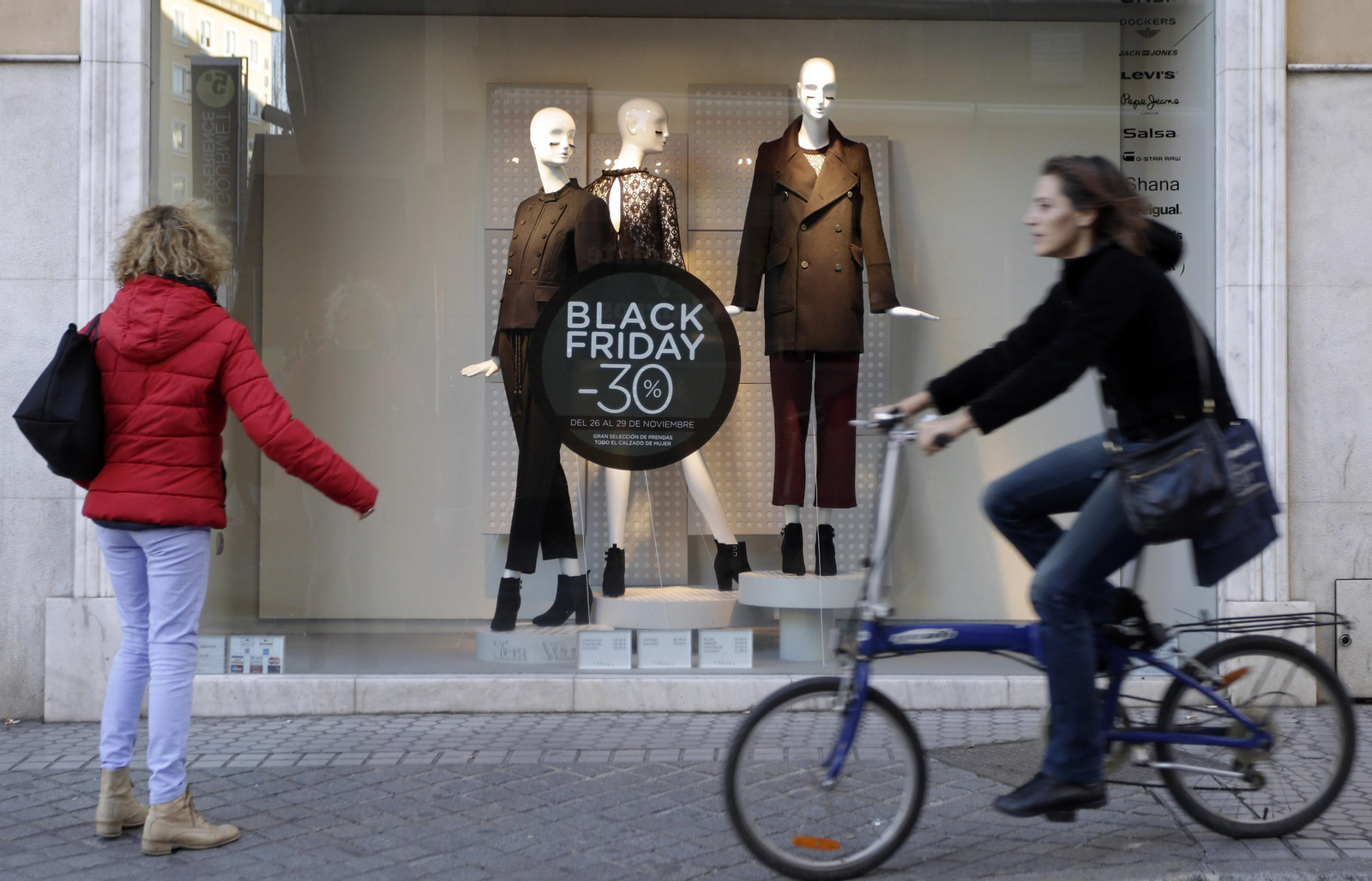 Un escaparate anuncia descuentos por el Black Friday, en Sevilla.