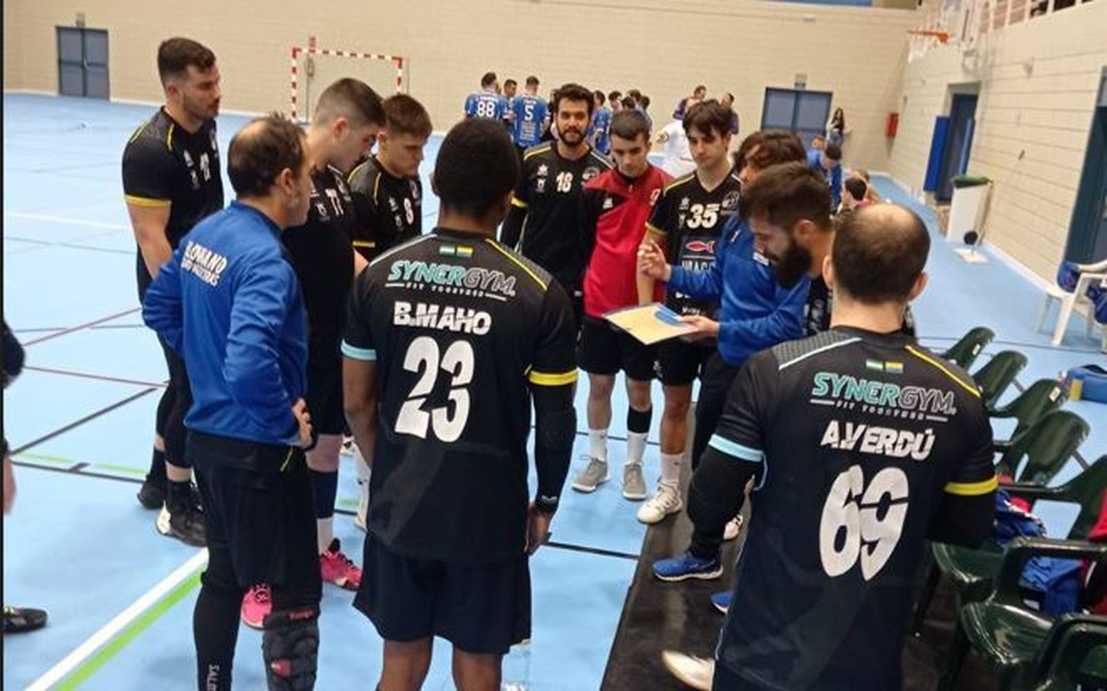 Iñaki Pérez da instrucciones durante un tiempo muerto en El Ejido