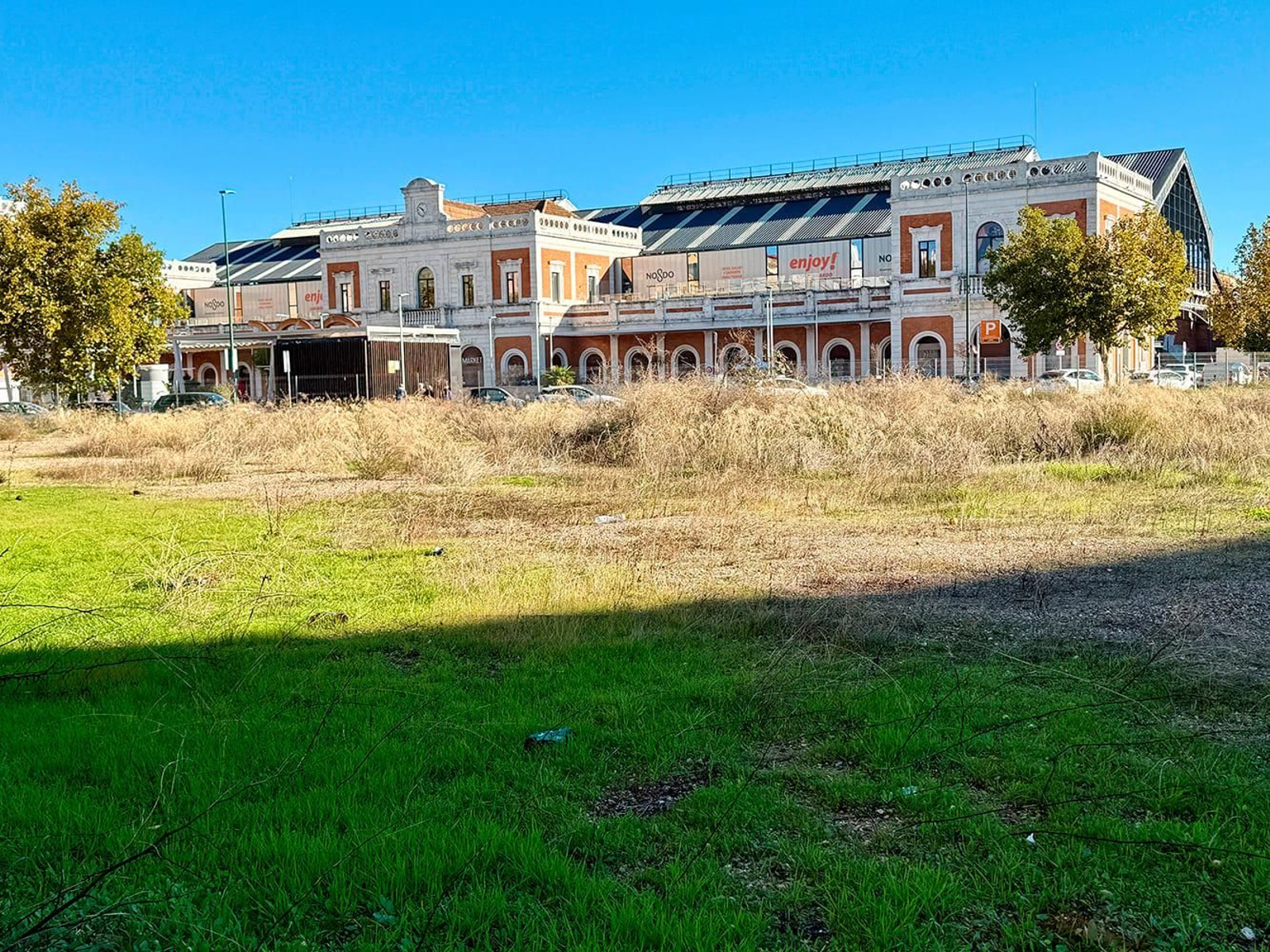 El solar de San Bernardo junto a la plaza de abastos y al gimnasio.