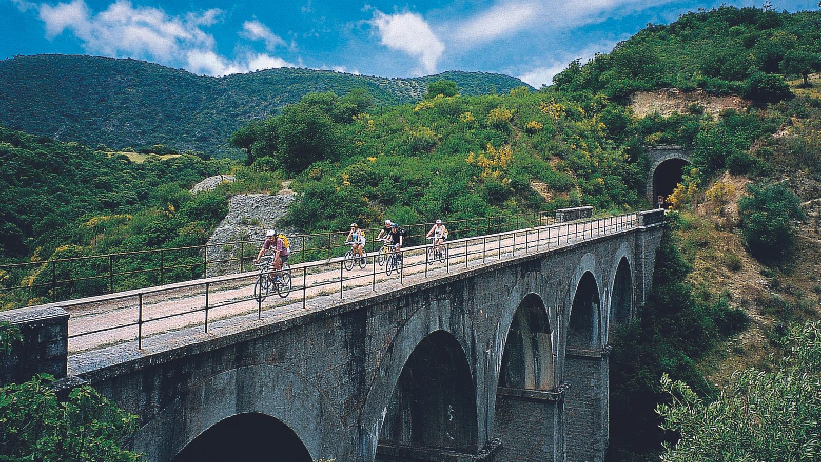 Vía Verde de la Sierra. Es la más larga, con 36 kilómetros. Va por la Sierra entre Coripe, Olvera y Puerto Serrano. Se puede recorrer a pie, en bicicleta de montaña, a caballo y en silla de rueda. Tiene 30 túneles, 4 viaductos metálicos y 5 estaciones. Pasa por los ríos Guadalete, Gaudalporcún y  Gaudamanil y por Zaframagón, la mayor reserva de buitres de Andalucía.