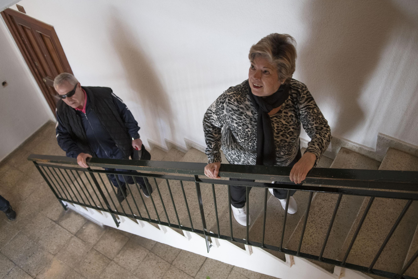Vecinos cuyo edificio es uno de los afectados por los retrasos de la Junta en las ayudas para ascensores.