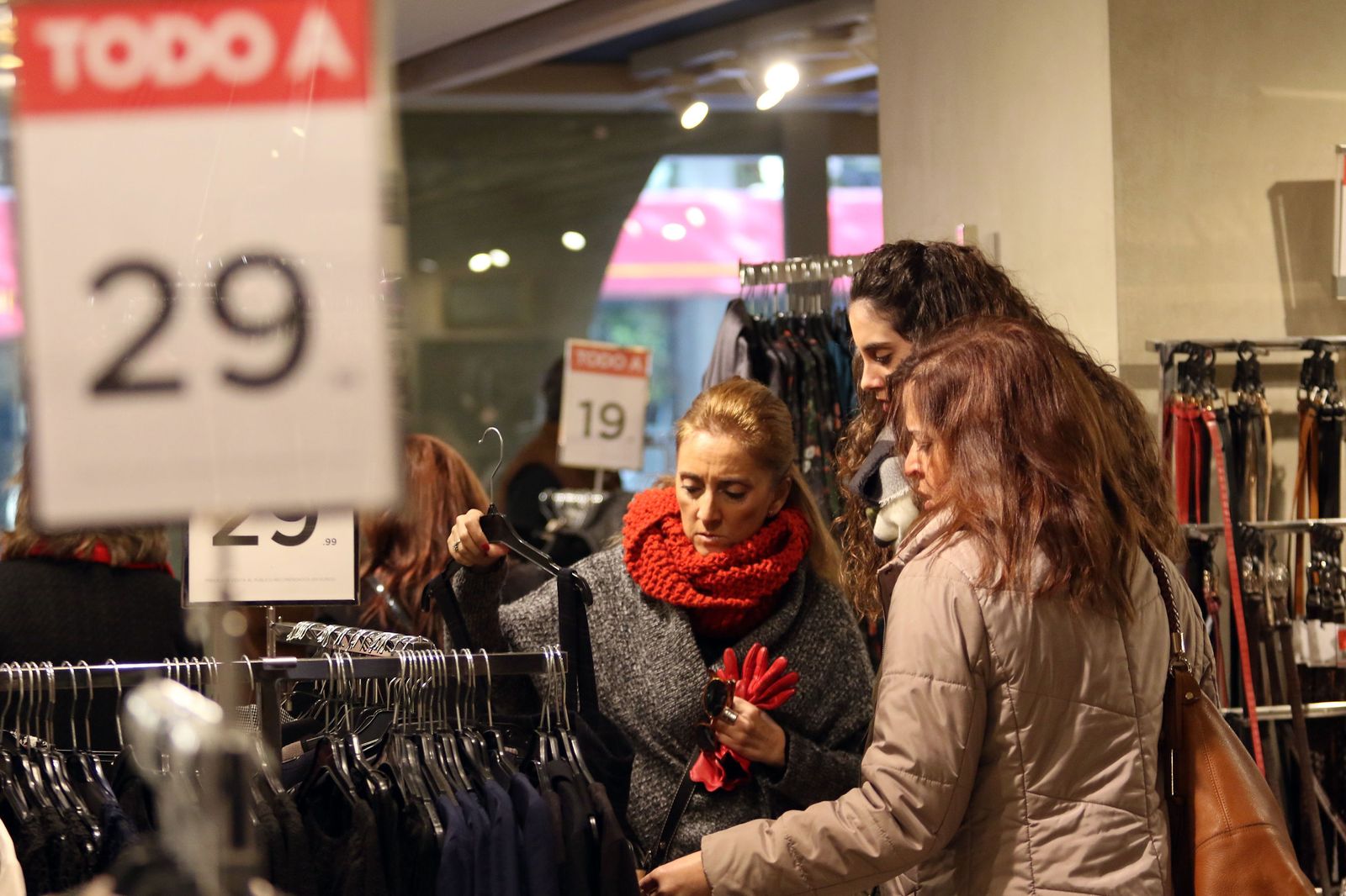 Clientes en una tienda del Centro durante el periodo de rebajas.