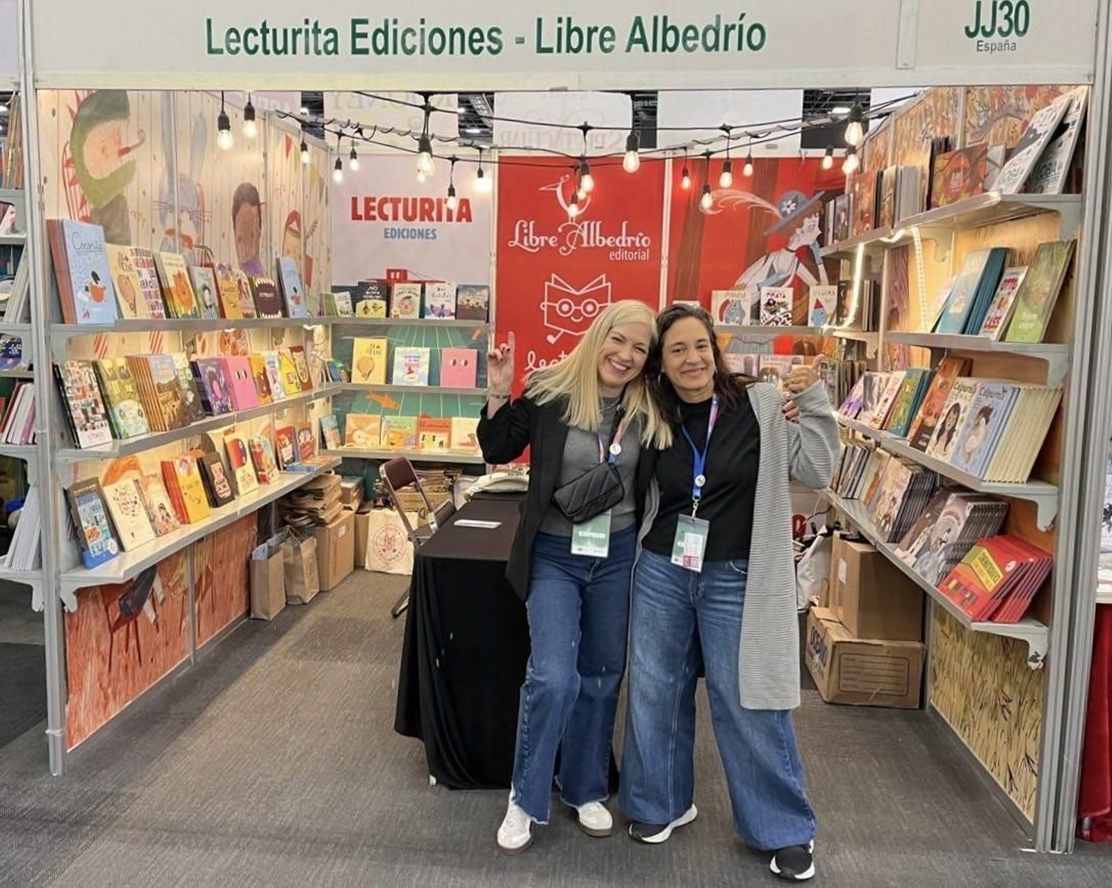 Gema Sirvent, a la izquierda, en su stand en la Feria Internacional del Libro de Guadalajara en México.