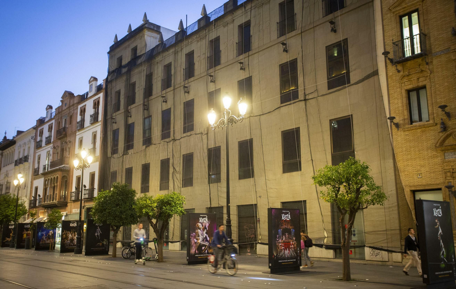 Una malla protege el exterior del inmueble tras desprenderse parte de la fachada que mira a la avenida de la Constitución.