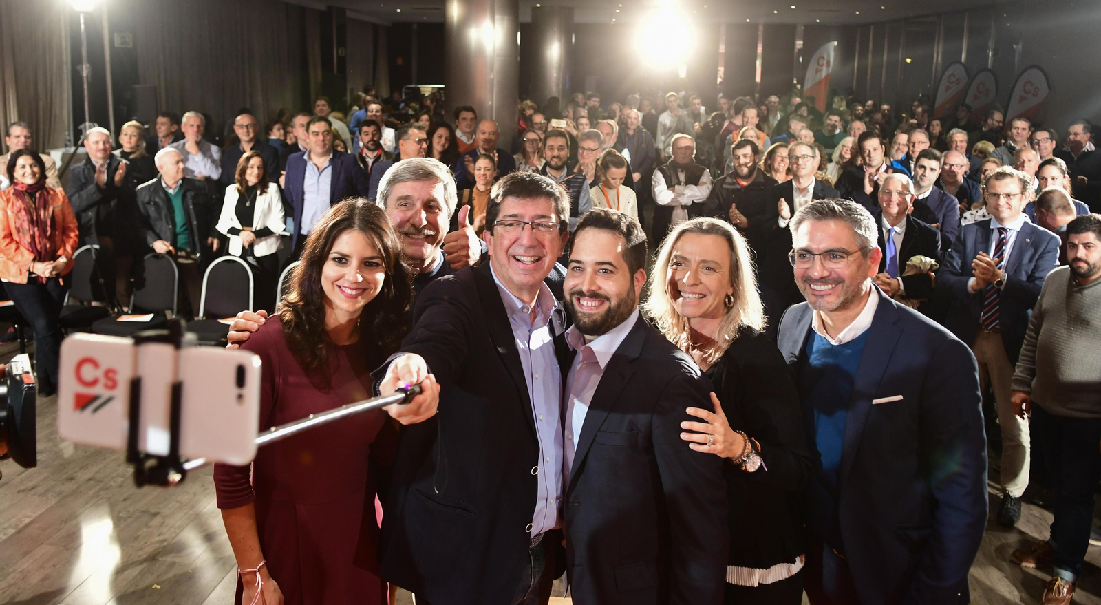 Juan Marín, con algunos miembros de la lista de Cs al Parlamento.