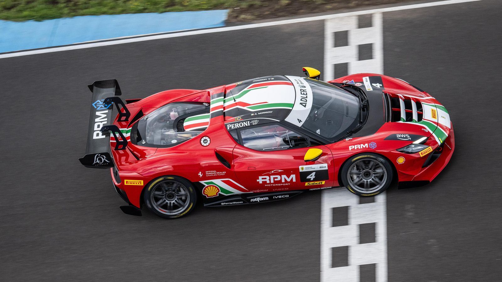 El espectáculo está garantizado en la pista con los impresionantes coches de Ferrari.
