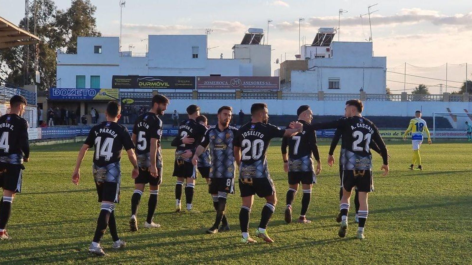 Los xerecistas celebran el 0-2 de Cascajo.