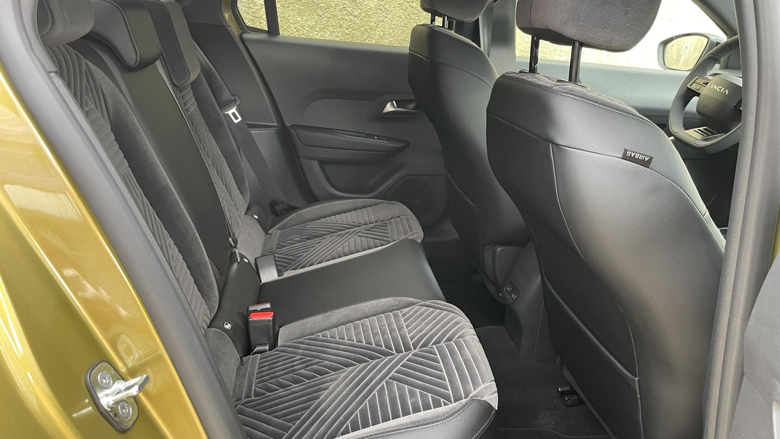 Bien de altura, la habitabilidad longitudinal se corresponde con lo que sería la media del segmento de los utilitarios, de modo que con cuatro adultos altos habrá que gestionar bien el espacio.