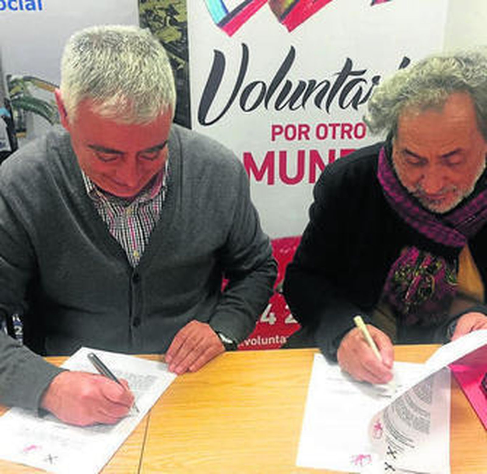 Imagen de Francisco Mena y José Chamizo firmando el convenio.