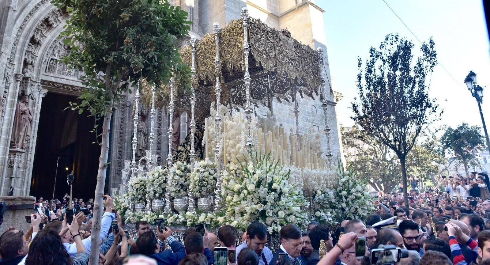 El regreso de la Esperanza de Triana, en imágenes