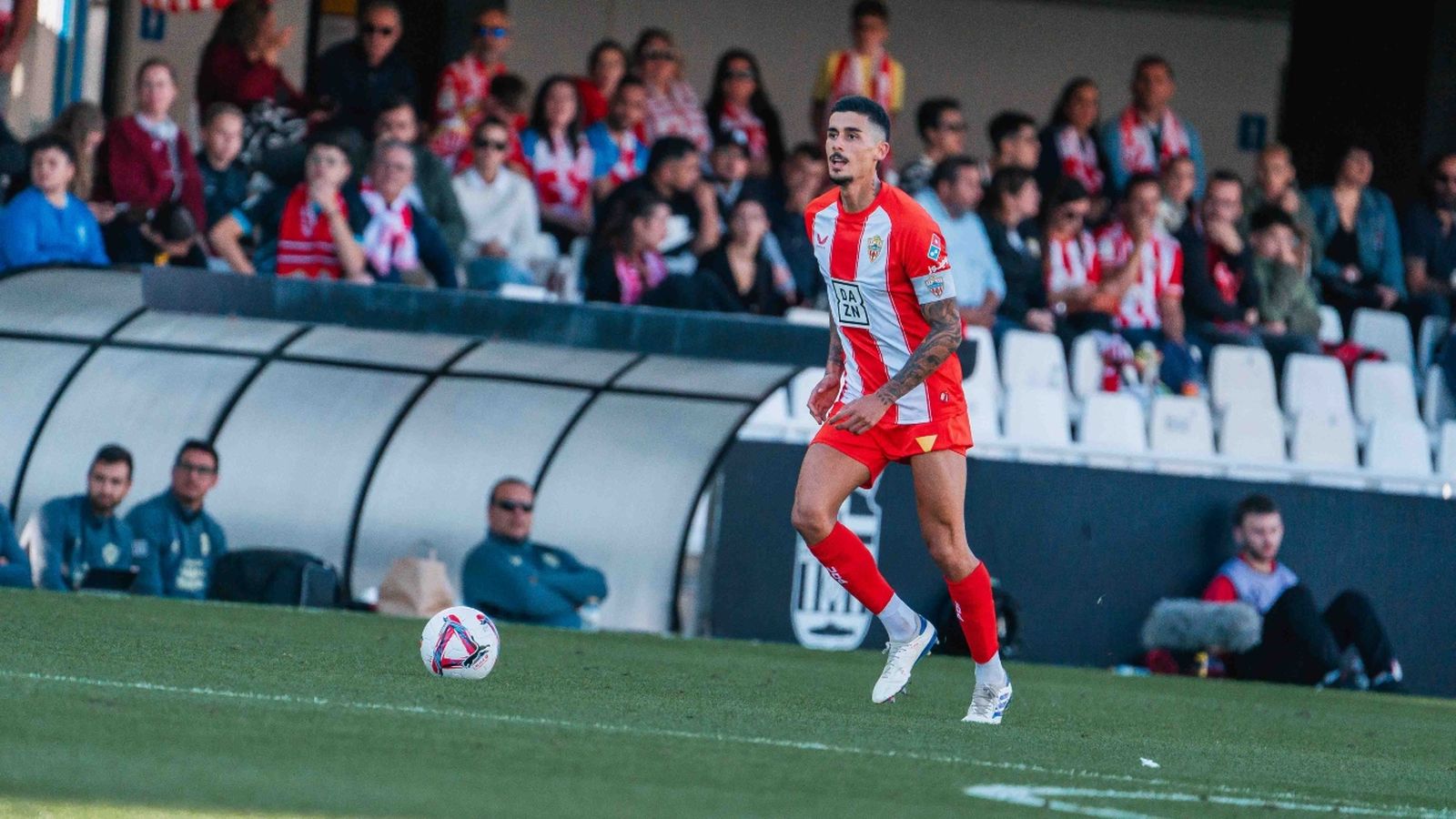 Chumi conduce el esférico en el duelo contra el Cartagena.