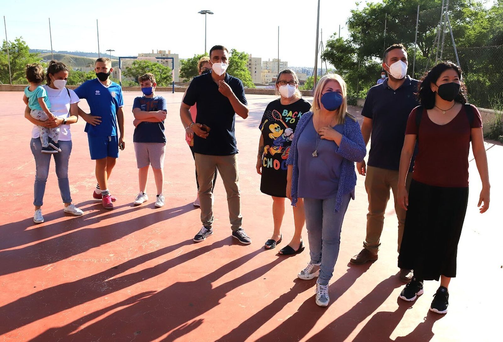 Visita de la alcaldesa y varios delegados municipales a la barriada de La Cartuja.