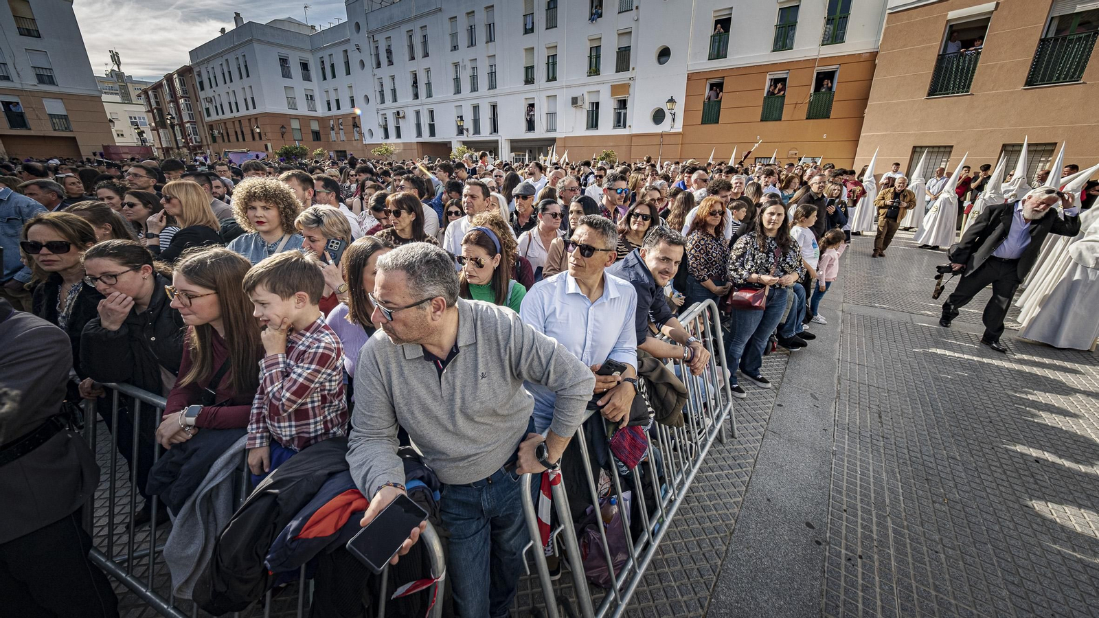 Imágenes de la salida de El Huerto en la Semana Santa de Cádiz 2025