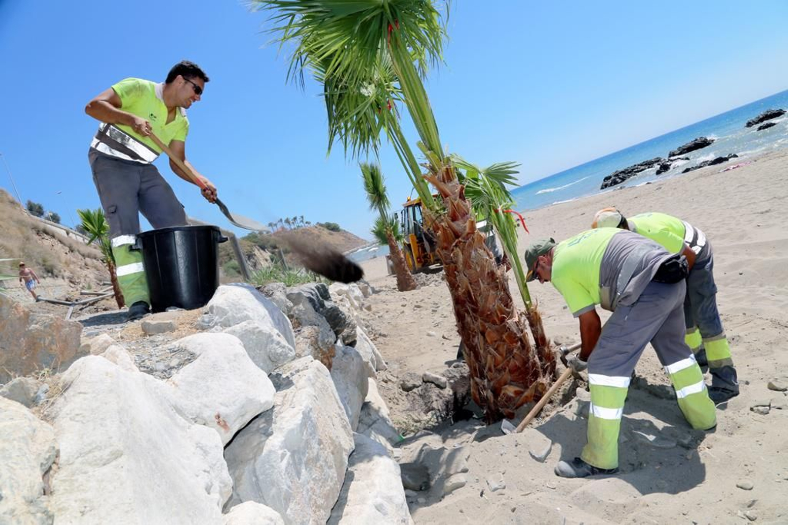 Trabajos de mejora en una playa de Fuengirola.