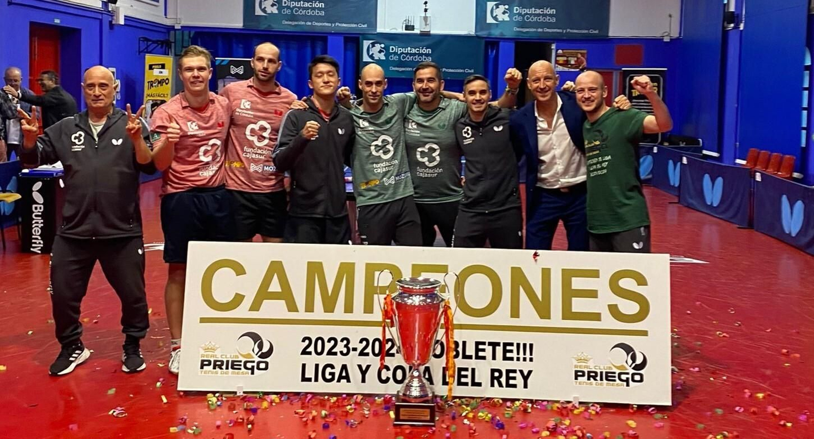 El Cajasur Priego posa con el título de campeón de liga.