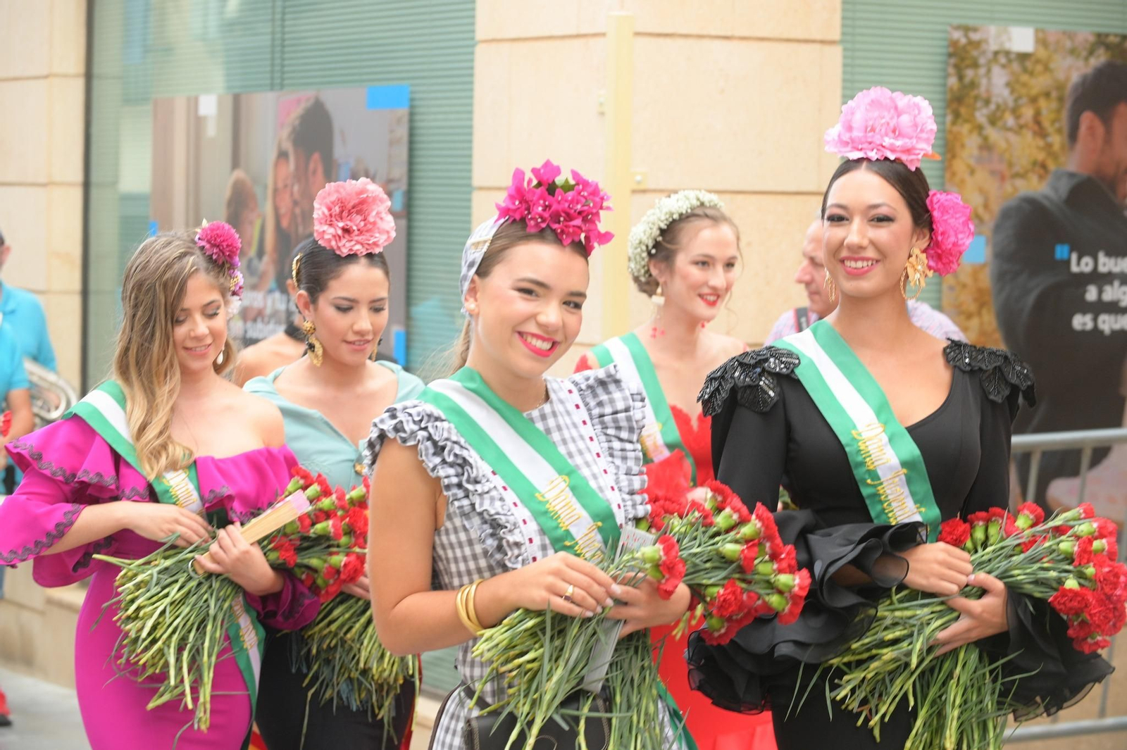 Reinas y damas durante el reparto del claveles del día del turista en la feria del año pasado.