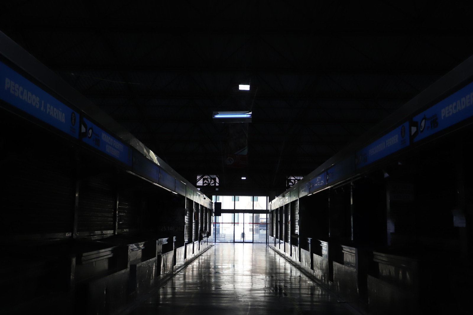 Imágenes de los trabajos de limpieza y desinfección del Mercado del Carmen en Huelva