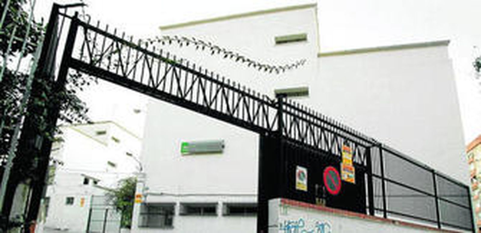 Fachada del IES Cánovas del Castillo, en la calle San Millán.