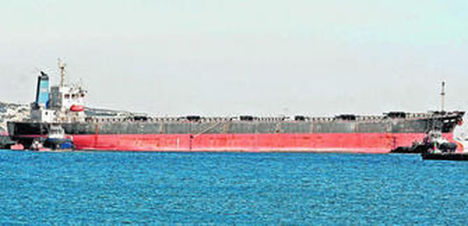 El carguero 'Yong Tong', en el puerto de Algeciras.