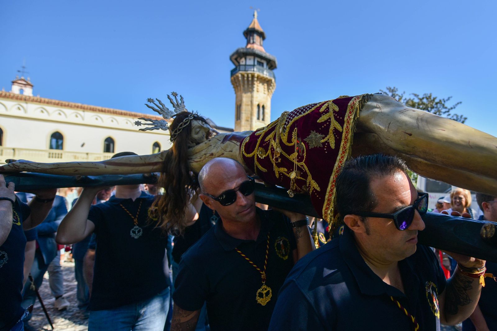 La procesión del Cristo de la Almoraima, en imágenes
