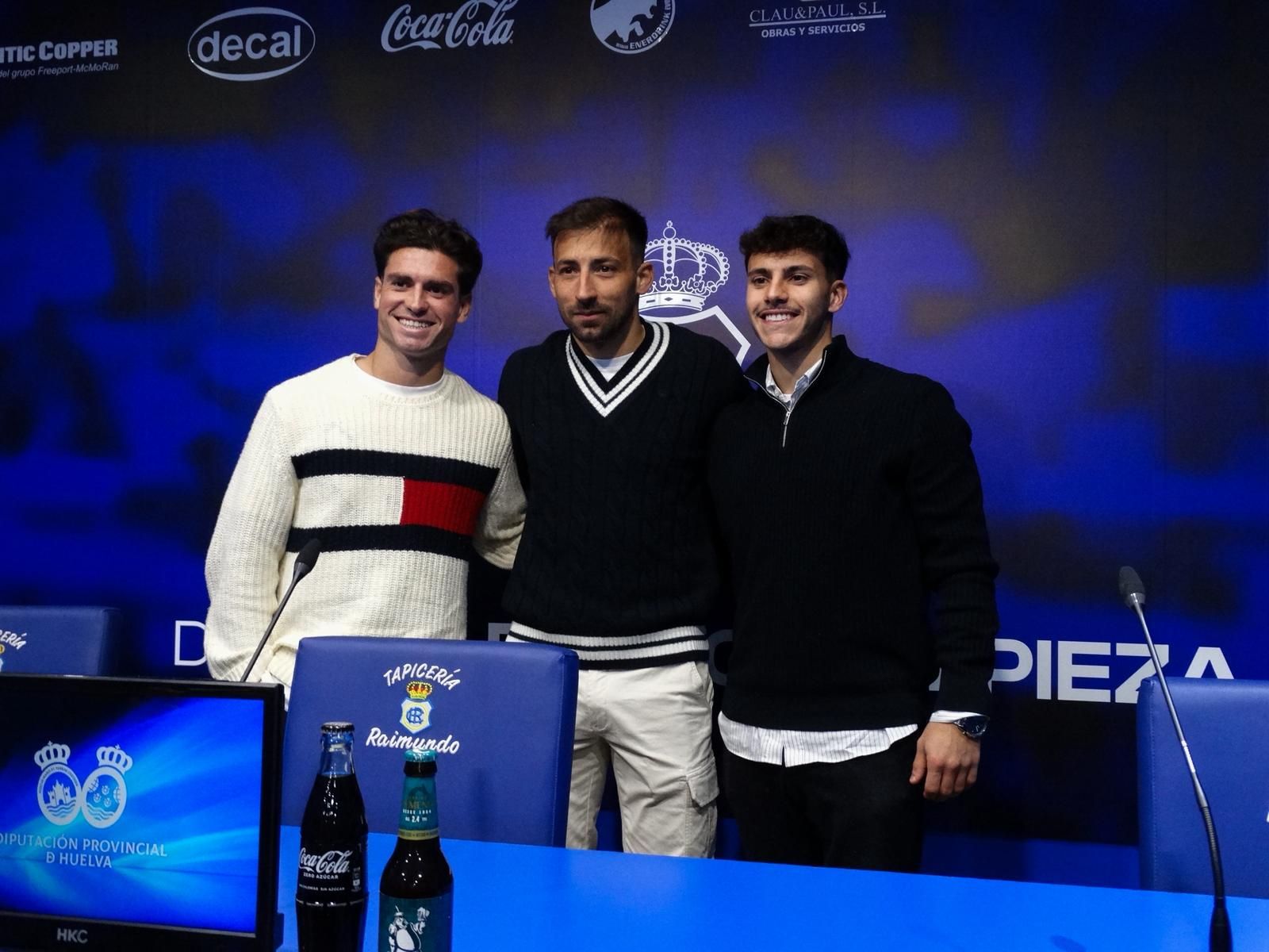 David Alfonso, Aitor García y Xabi Domínguez posan en sus presentaciones.